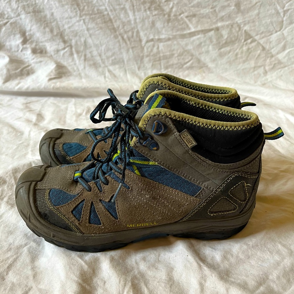Boys 5.5 Merrel hiking boots